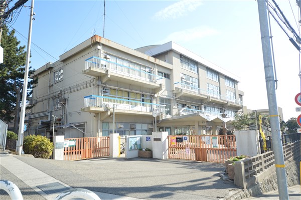 【神戸市垂水区北舞子のマンションの小学校】