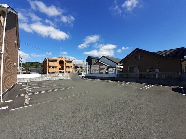 【南丹市園部町横田のアパートの駐車場】