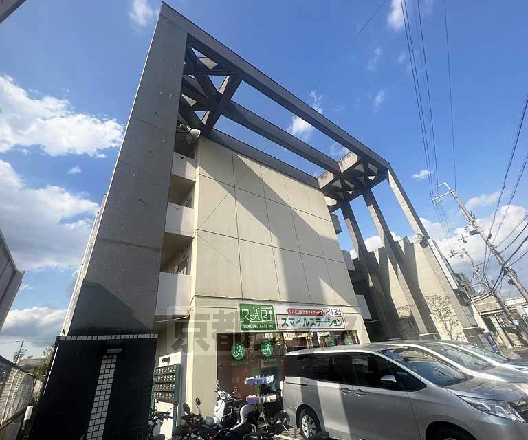 京都市右京区西京極郡町のマンションの建物外観