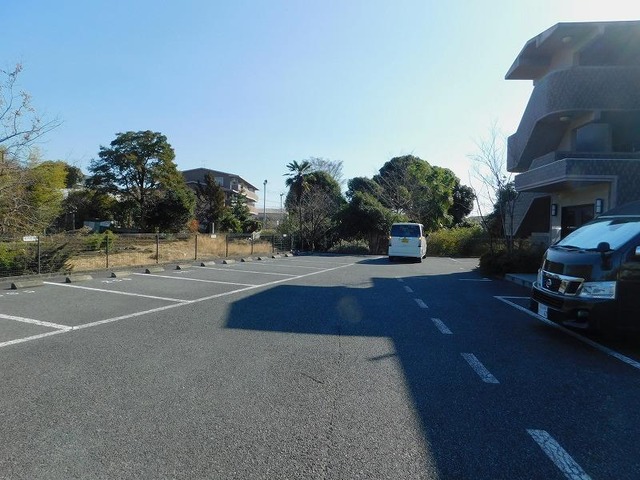 【フローラ若松の駐車場】