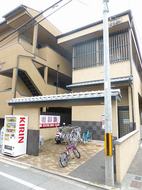 京都市下京区塩屋町のマンションの建物外観