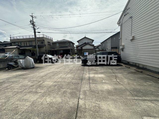 【ファミエール平戸橋A棟の駐車場】