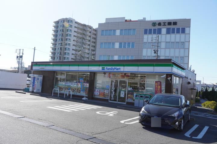 コンビニ　ファミリーマート枇杷島警察署前店（コンビニ）まで304m
