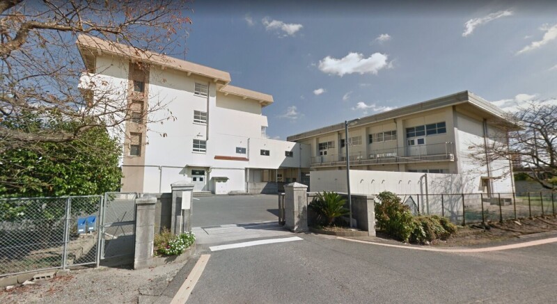 中学校　飯塚市立飯塚第一中学校（中学校）まで1883m