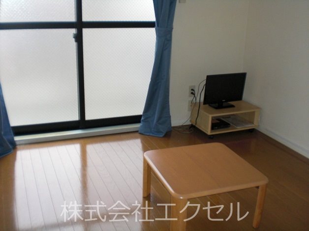 居室・リビング　家具家電付きの室内です。