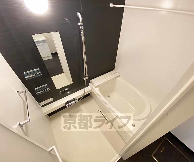 バス・シャワールーム　鏡のある便利なお風呂