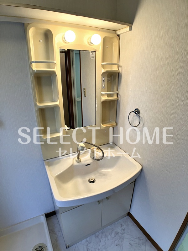洗面設備　独立洗面台、小物を置くことができて便利です