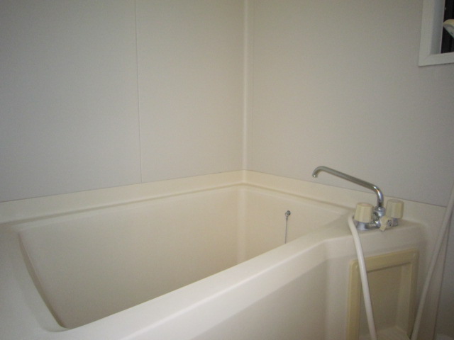 バス・シャワールーム　小窓付きで自然換気可能