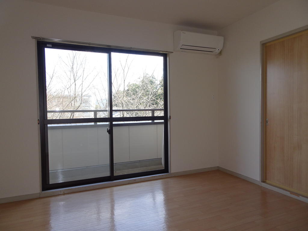 その他設備　南洋室にエアコン付き（同物件他部屋画像）