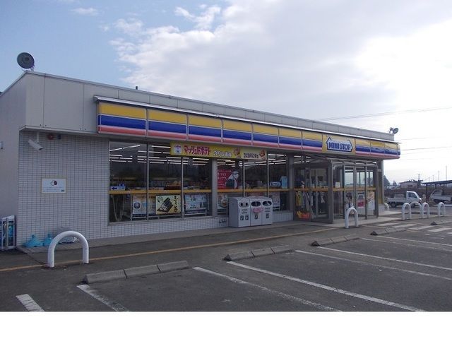 コンビニ　ミニストップ庭坂店（コンビニ）まで800m