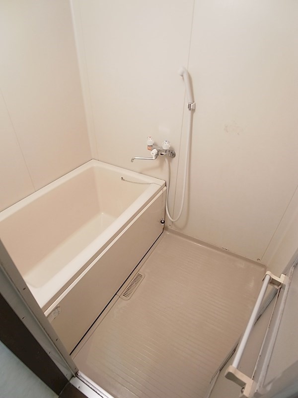 バス・シャワールーム　違うお部屋の写真です。ご参考までに