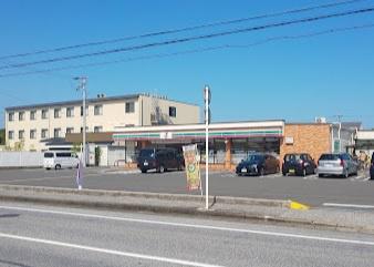 コンビニ　セブンイレブン彦根平田南店（コンビニ）まで435m