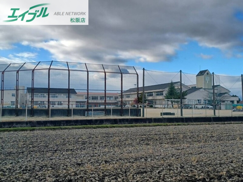 小学校　松阪市立天白小学校（小学校）まで971m