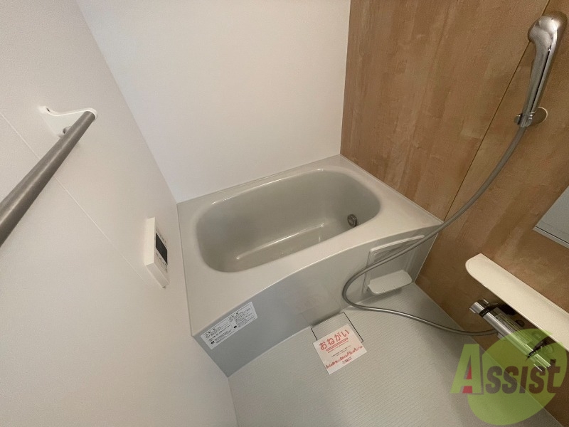 バス・シャワールーム　浴槽も広く、棚もありストレス無く使用出来そうですね。