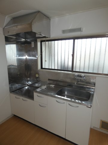 キッチン　お好きなガスコンロを設置可能、窓付きで換気も便利。
