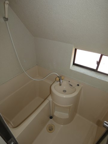 バス・シャワールーム　窓付きで換気しやすいお風呂ですね。