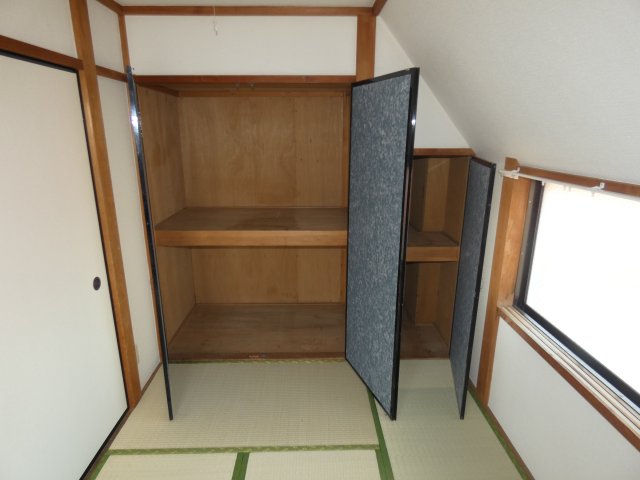 収納　押し入れタイプの大きな収納付きです。