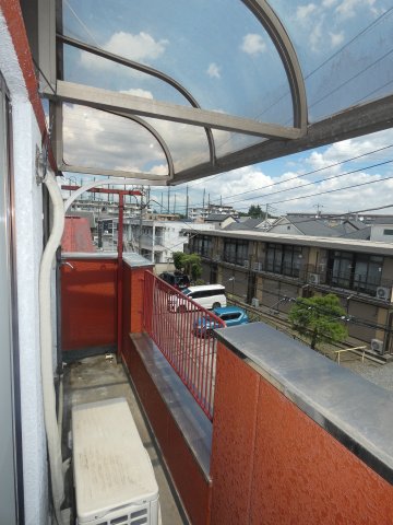 バルコニー　雨もしのげる屋根付きバルコニー。