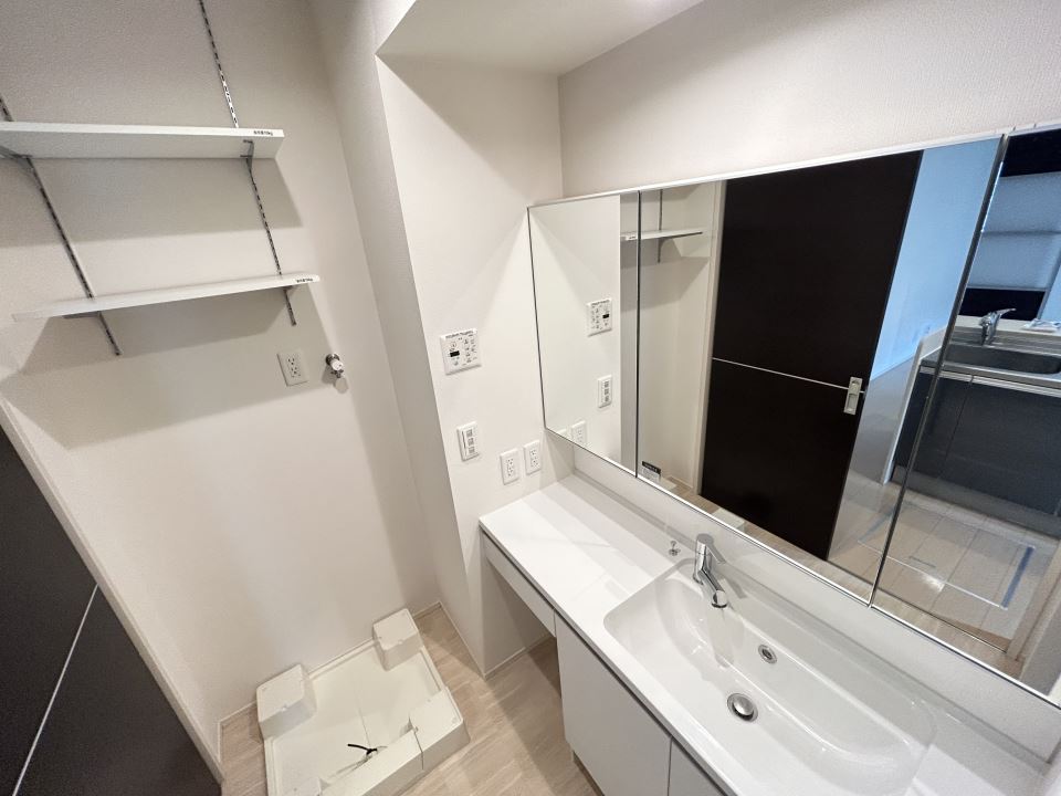 洗面設備　広々とした洗面台で朝の準備も快適に