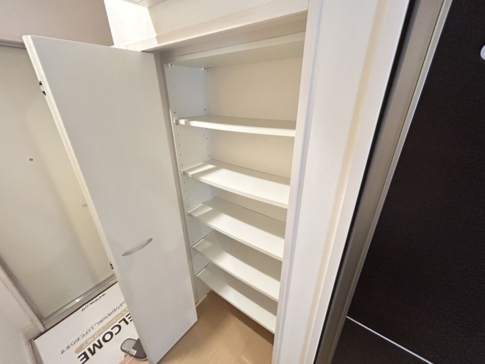 玄関　玄関横の収納スペース！たくさん入ります☆