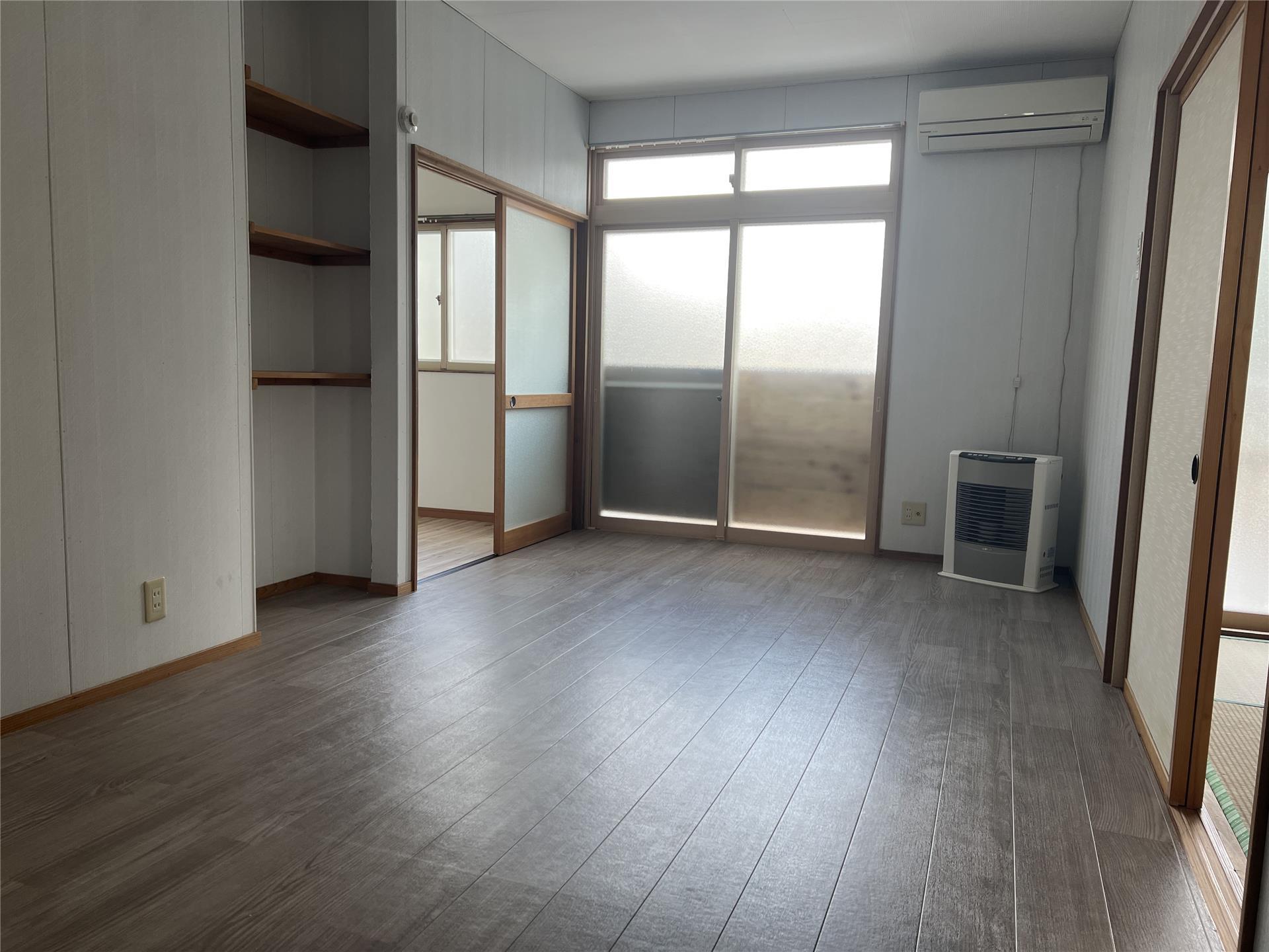 居室・リビング　大きな窓で光がたくさん入ります