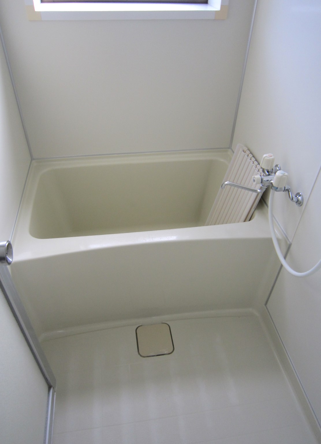 バス・シャワールーム　0．75坪ユニットバス、窓有り