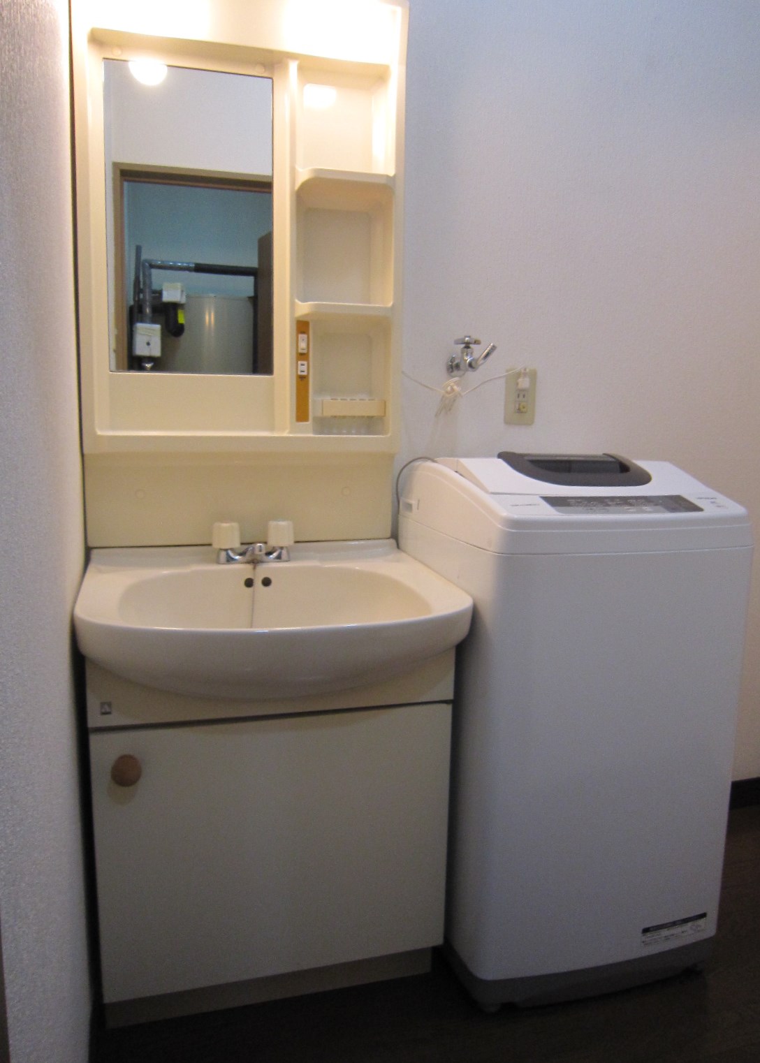 洗面設備　シャンプードレッサー、洗濯機