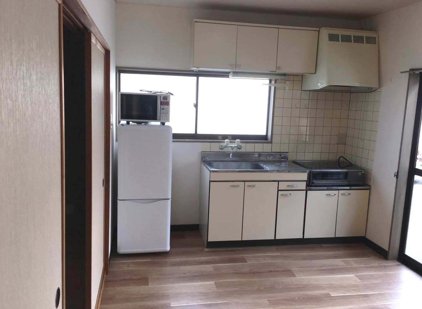 キッチン　冷蔵庫、電子レンジ、ＩＨコンロが備え付け