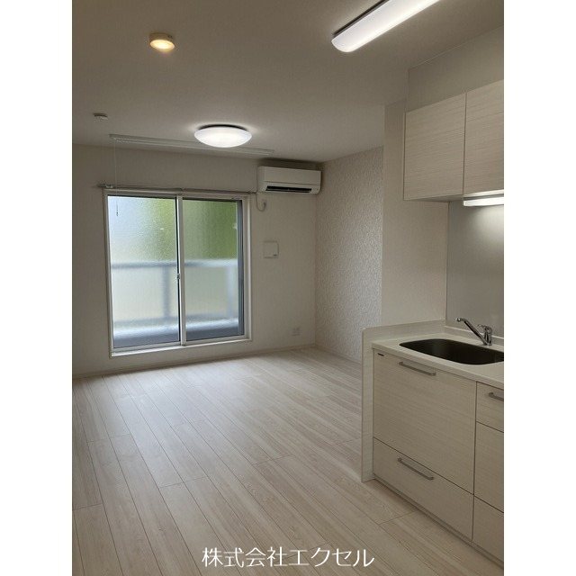居室・リビング　照明付きのお部屋です。