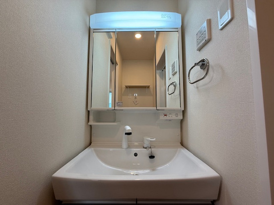 洗面設備　※掲載写真は同マンション別部屋参考写真となります。