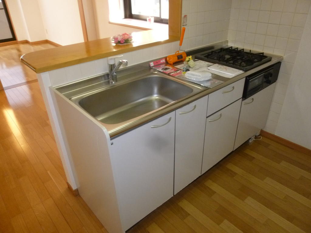 キッチン　同物件別部屋(左右反転間取り)の写真です。