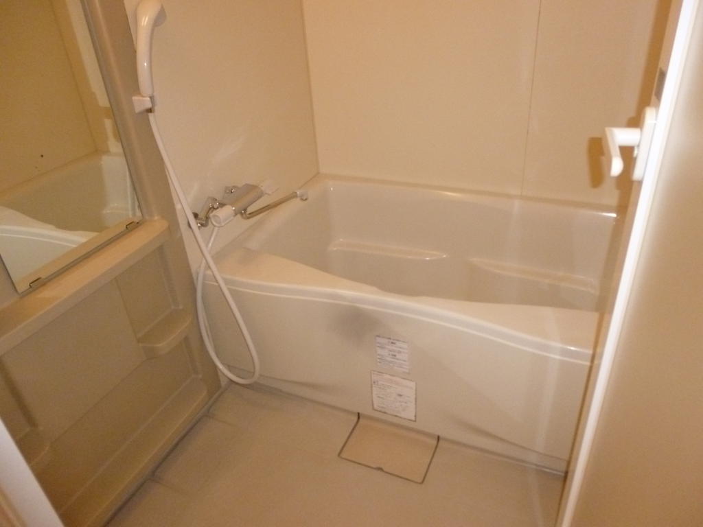 バス・シャワールーム　同物件別部屋(左右反転間取り)の写真です。