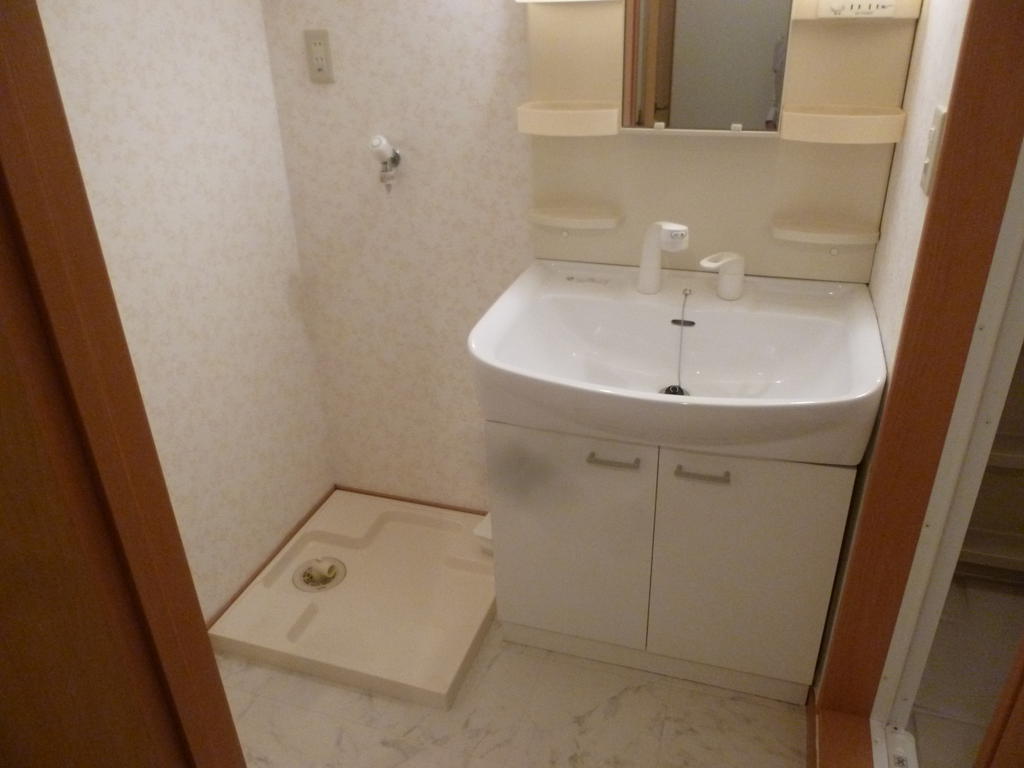 洗面設備　同物件別部屋(左右反転間取り)の写真です。