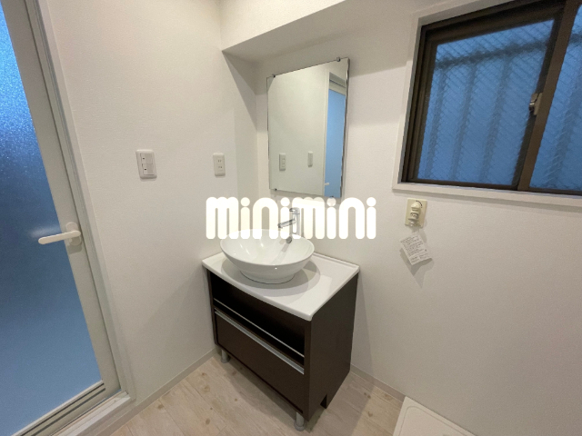 洗面設備　小窓のある明るい洗面所