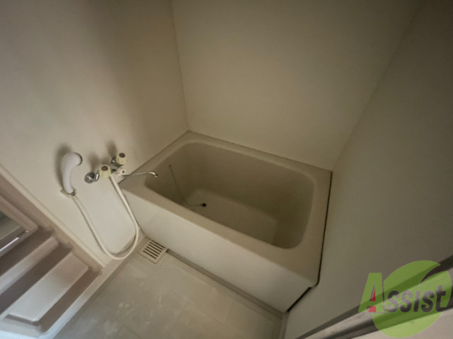 バス・シャワールーム　浴槽になります。程よく広く、とても綺麗です。