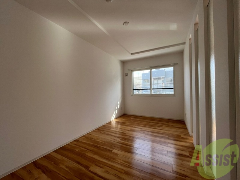 その他部屋・スペース　寝室はこちらです。光が差し込む、温かみのあるお部屋です。