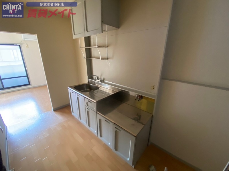 キッチン　別部屋参考写真となります。