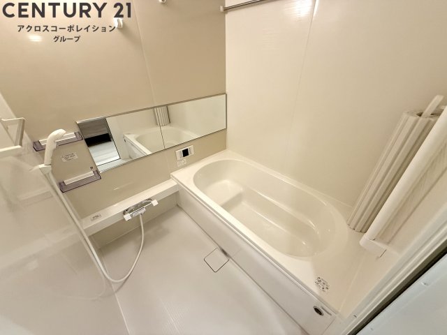 バス・シャワールーム　追い焚き機能付き　足を伸ばして入浴できます☆