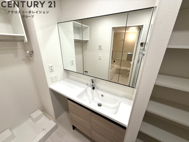 洗面設備　三面鏡独立洗面化粧台　室内洗濯機置き場あり