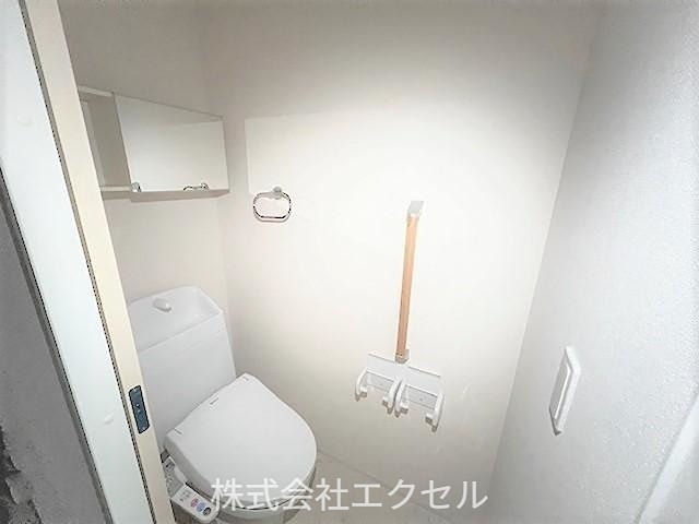 トイレ　鏡付きの収納完備の綺麗な温水洗浄便座♪