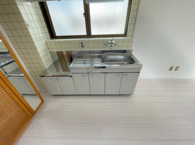 キッチン　※同タイプ、別部屋の写真です。現状優先になります。
