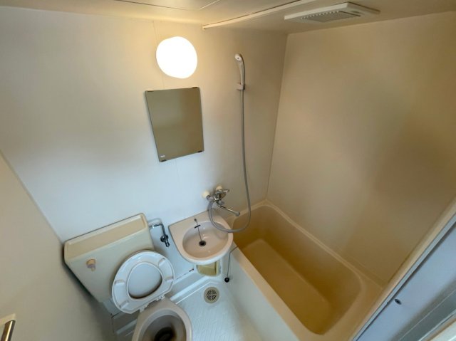 バス・シャワールーム　※同タイプ、別部屋の写真です。現状優先になります。