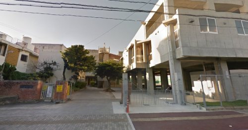 中学校　那覇市立真和志中学校（中学校）まで1030m