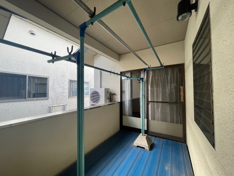 バルコニー　備品はつきません。