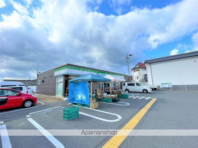 コンビニ　ファミリーマート小浦忠岡北店（コンビニ）まで309m