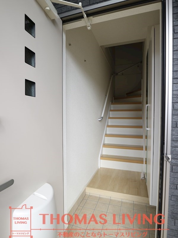 玄関　女性に人気の鏡付きのシューズボックス