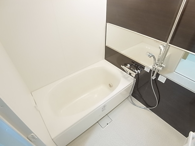 バス・シャワールーム　２人でも十分入浴できる広々なお風呂です
