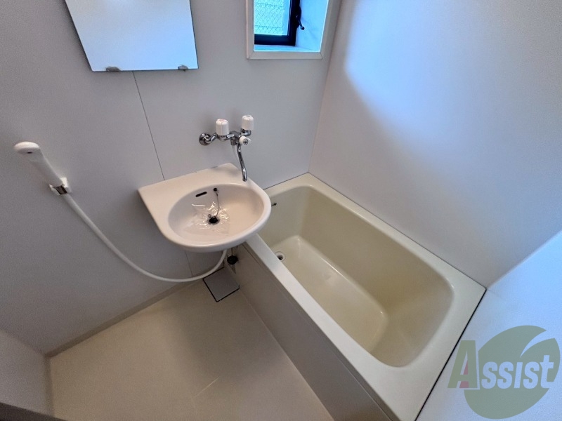 バス・シャワールーム　こちらはバスルームになります。丁度いい広さですね。