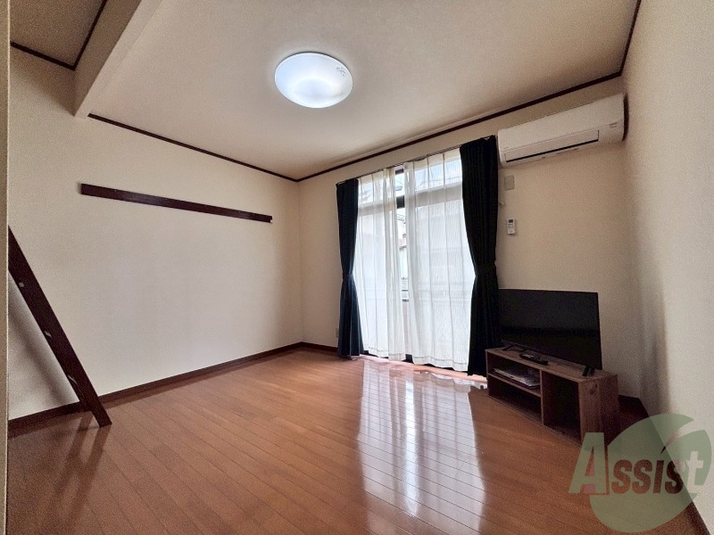 居室・リビング　こちらは７．４帖の洋室になります。家具ご利用ください。