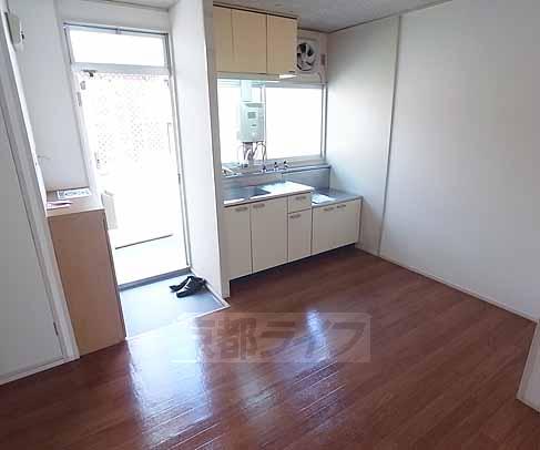 キッチン　瞬間湯沸かし器でお湯も出ます。